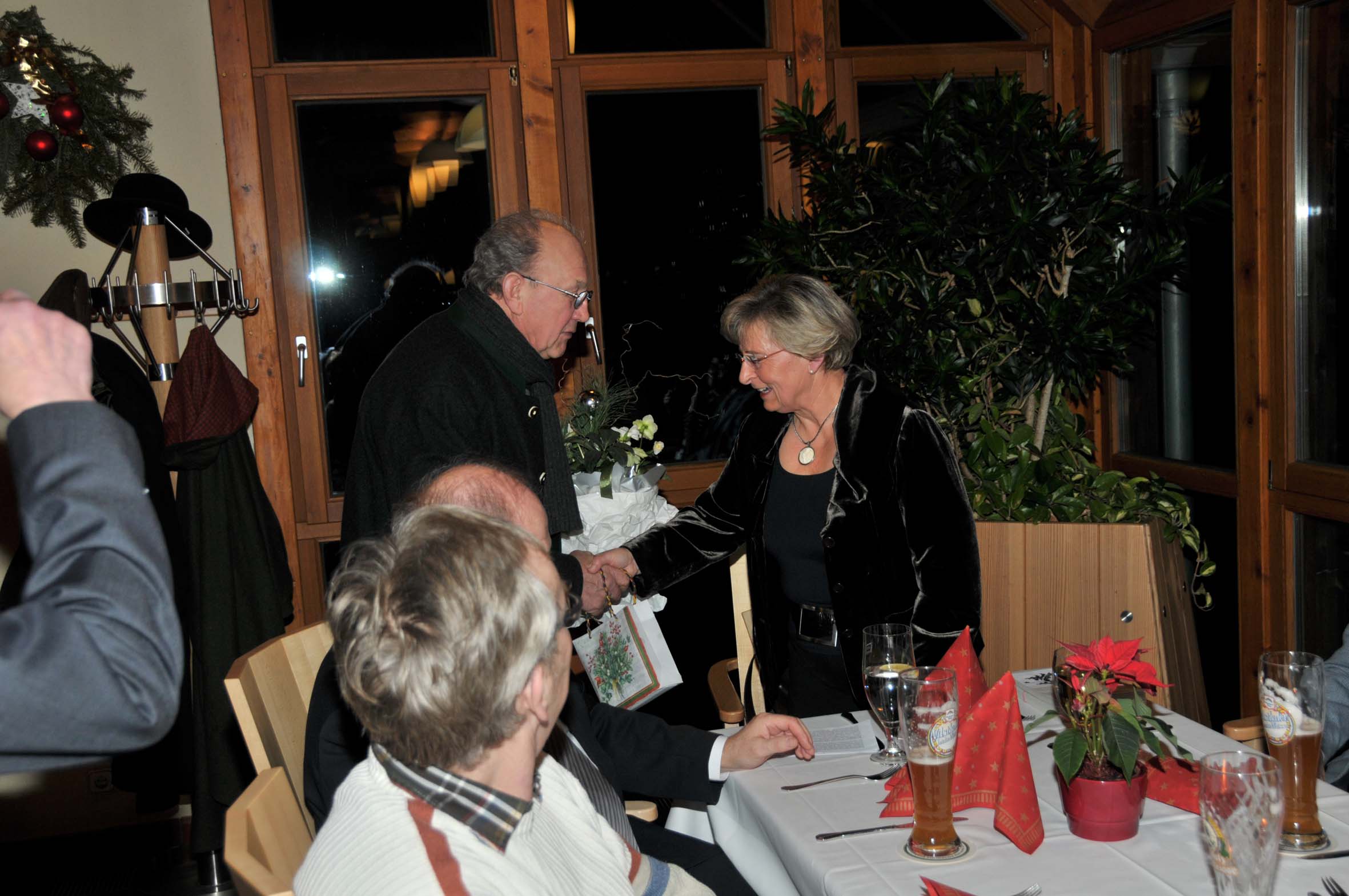 2. Vorstand Helmut Gleixner dankt Christa fr die mhevollen Arbeiten im Jubilumsjahr