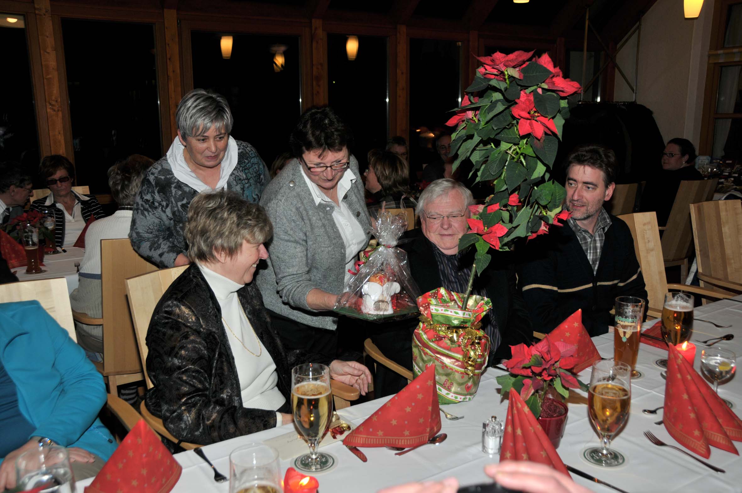 Dank von Frau Liegl fr die geleistete Arbeit von gemeinsamer Chorleiterin Gisela Meidhof