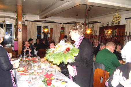 Einen Blumenstrau fr unsere Chorleiterin Gisela Meidhof fr die Geduld bei den Proben und fr die Auswahl der Lieder.