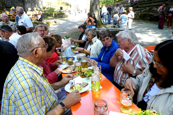 Gem der Festpredigt von Studiendirektor a. D. Lothar Kittelberger hlt Essen und Trinken schlielich Leib und Seele zusammen.