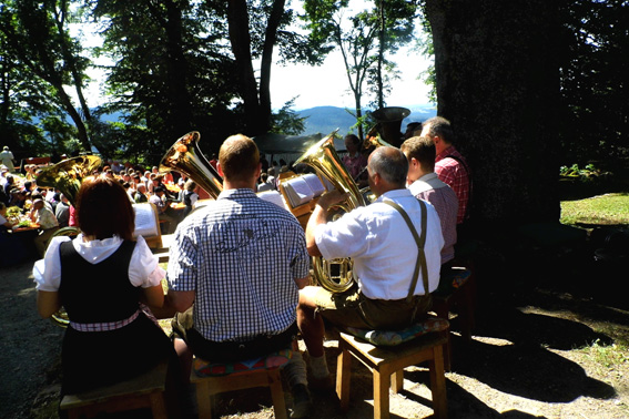 Dazu spielt die Blaskapelle munter auf.