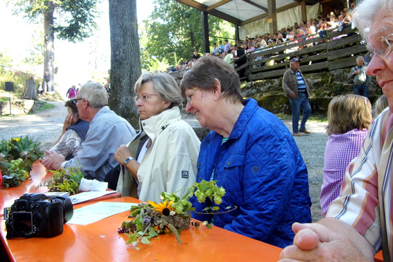 Vor der Messfeier mit gefllter Tribne. 