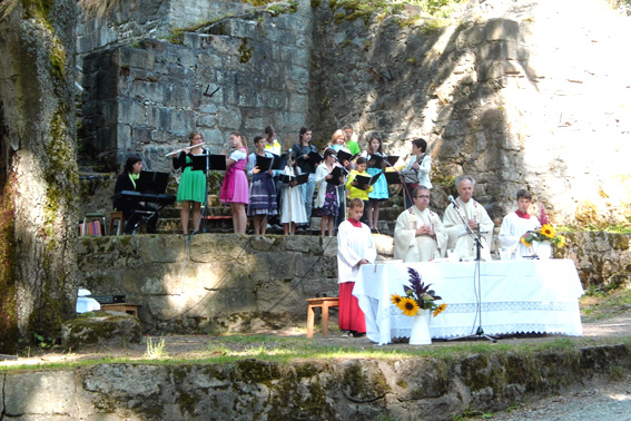 Der Gottesdienst mit Pfarrer Johannes Kiefmann und Studiendirektor a. D. Lothar Kittelberger kann beginnen.