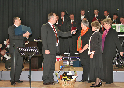 Vorstand des MGV Wald, Dieter Schwank, sowie die Vorstände des Singkreises und Gesangvereins Josefine Liegl und Christa Scheitinger mit gemeinsamer Chorleiterin Gisela Meidhof