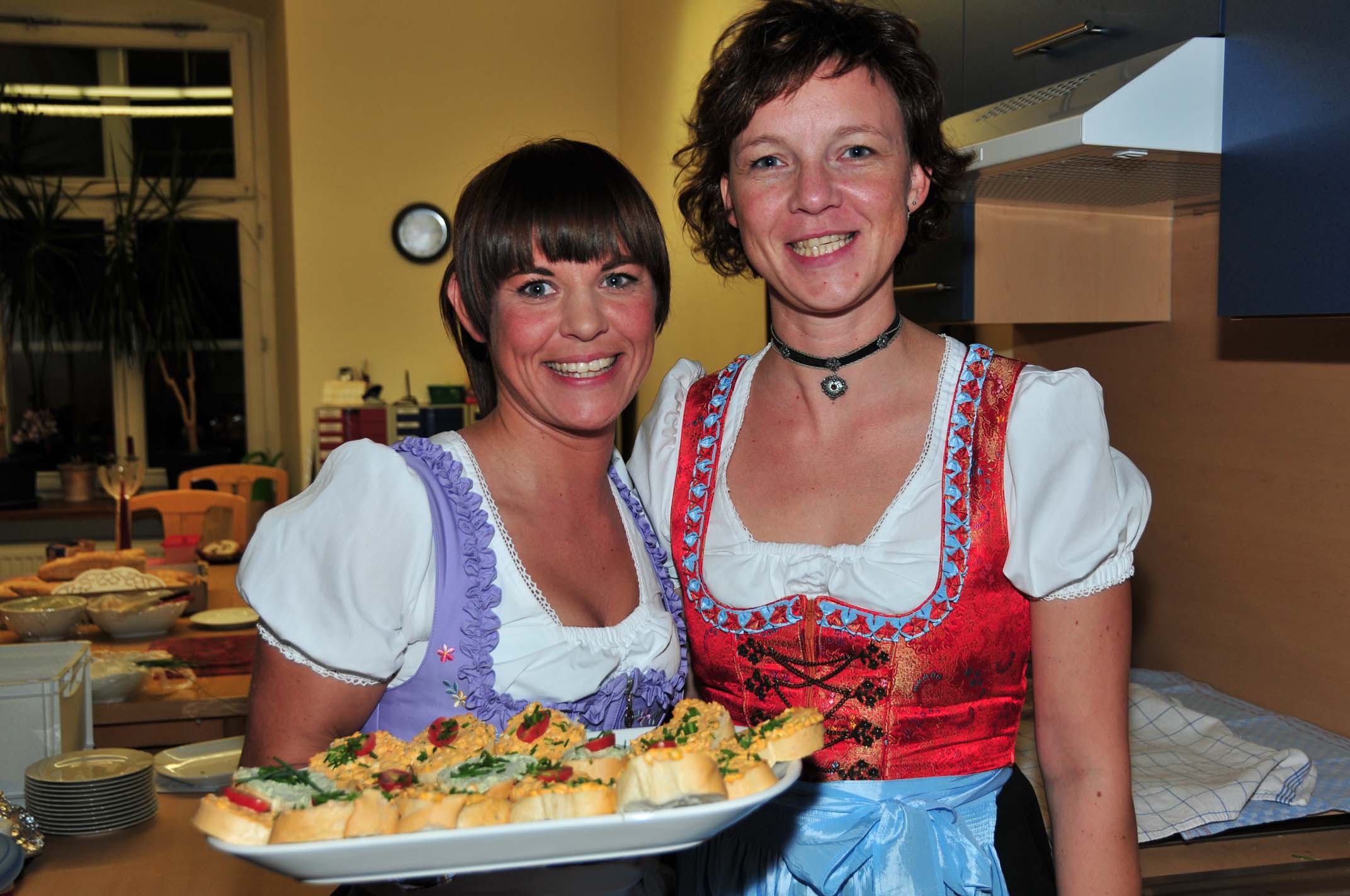 Die Geschwister Maratzki warten auf die Gste zum kalten Buffet