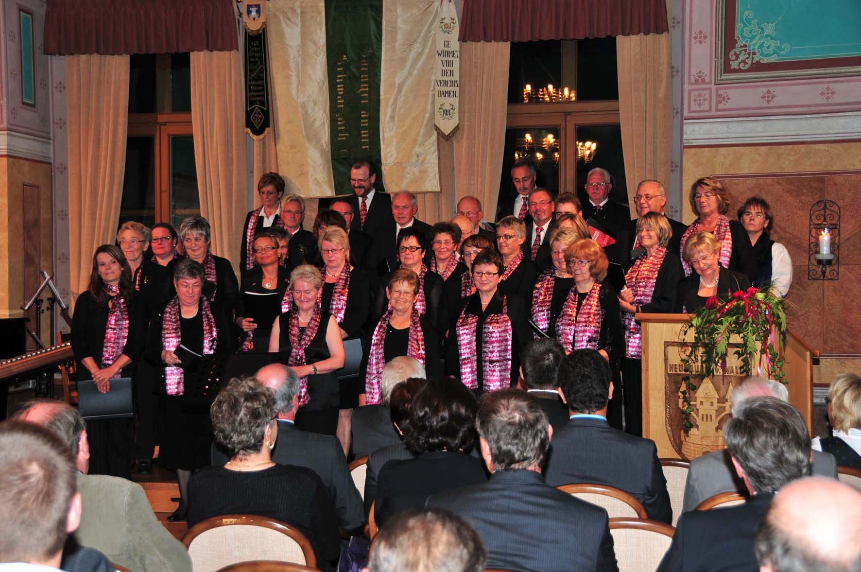 Begrung der Festgste durch 1. Vorsitzende Christa Scheitinger mit Gesangverein Neunburg und Singkreis Schwarzhofen