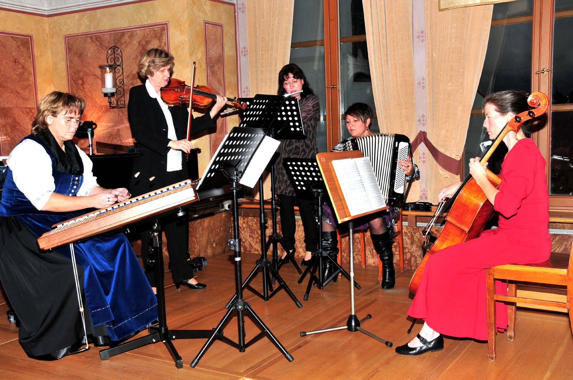 Burgquintett mit Veronika Miller-Wabra,Irene Buss, Sylvia Felgentrger,Jana Drabkov, Barbara Nutz (v.re.)