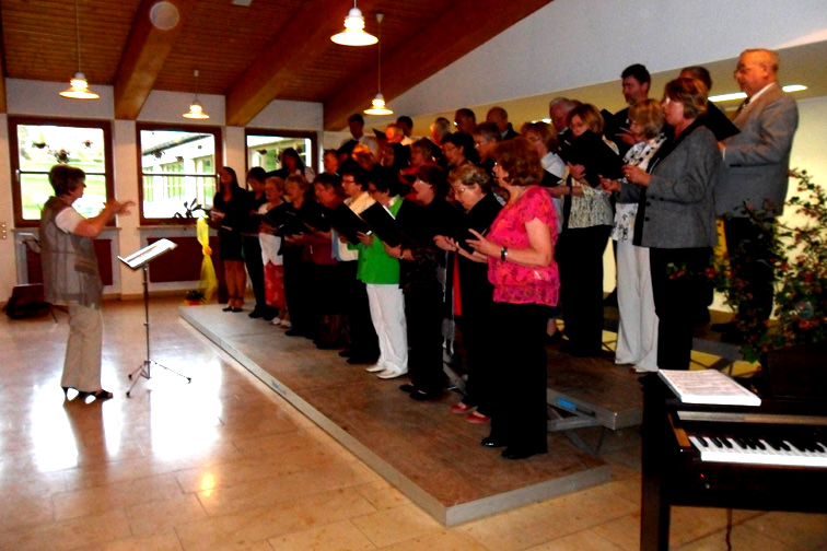 Mit Lustig, Ihr Brder stimmte der Singkreis mit dem Gesangverein Neunburg die Zuhrer auf das Konzert ein