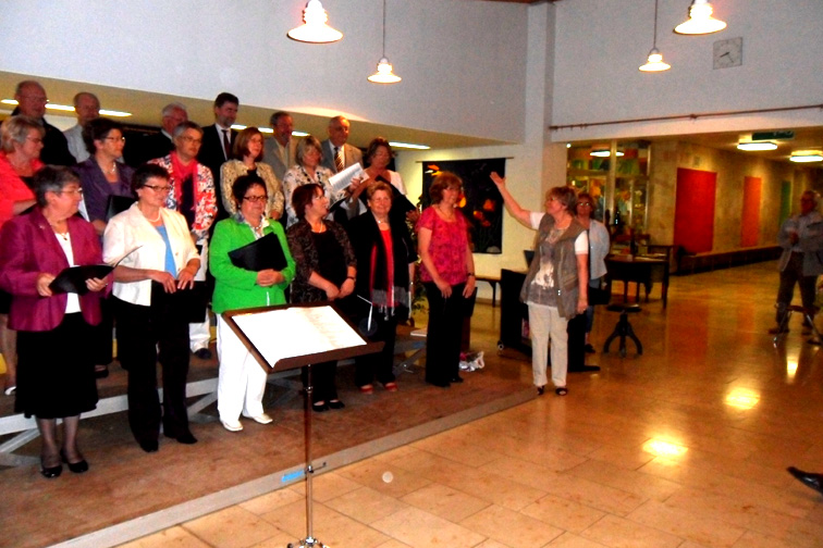 Erleichterung der Chorleiterin Gisela Meidhof nach  Schlusschor 