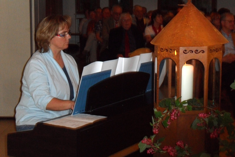 Allrounderin Brbl Nutz, aktive Sngerin und Leiterin der Stdtischen Musikschule Neunburg, begleitete den Schlusschor