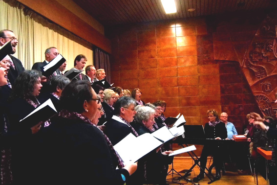 Am Klavier die Leiterin der Neunburger Musikschule Brbl Nutz