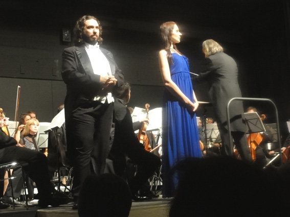 Chefdirigent Hans Richter mit den Solisten Razvan Sararu und Joanna Karasuska.