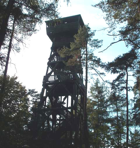 Die Aussichtsplattform am Hirschberg ist ca. 26 Meter hoch und mitten im Wald in Holzbaukonstruktion errichtet. Die Stelle diente bis nach dem 2. Weltkrieg als Feuerüberwachung