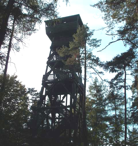 Die Aussichtsplattform am Hirschberg ist ca. 26 Meter hoch und mitten im Wald in Holzbaukonstruktion errichtet. Die Stelle diente bis nach dem 2. Weltkrieg als Feuerberwachung