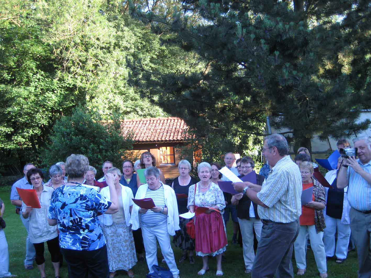 Selbst zu seinem Fest wirkt er aktiv im Chor mit