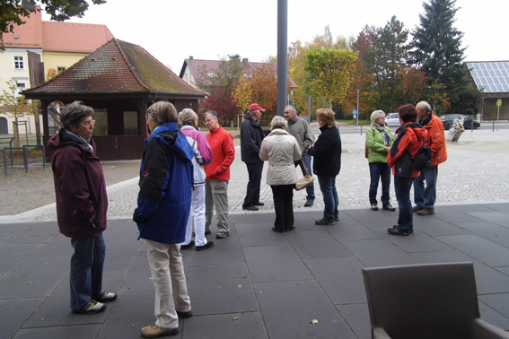 Pnktlich wie immer trafen wir uns vor der Schwarzachtalhalle