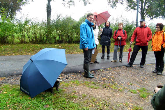 Herr Wild begrte uns am Ausgangspunkt unser Wanderung beim Friedhof in Taxldern