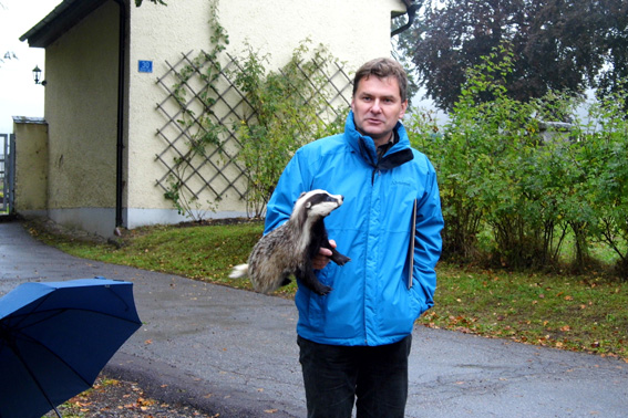 Armin Wild mit seinem Dachs der unsere Wanderung gefhrt hat