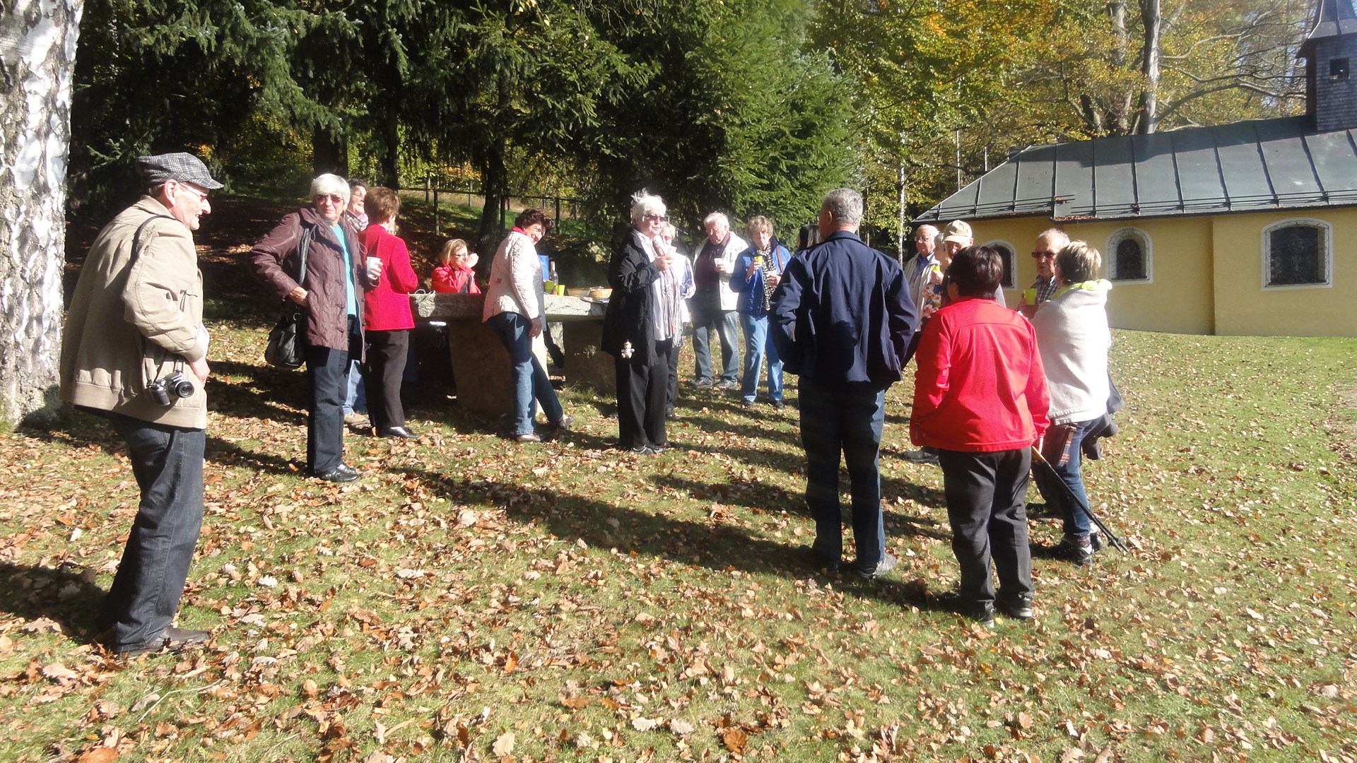  Wir versammelten uns dann vor der Kapelle.