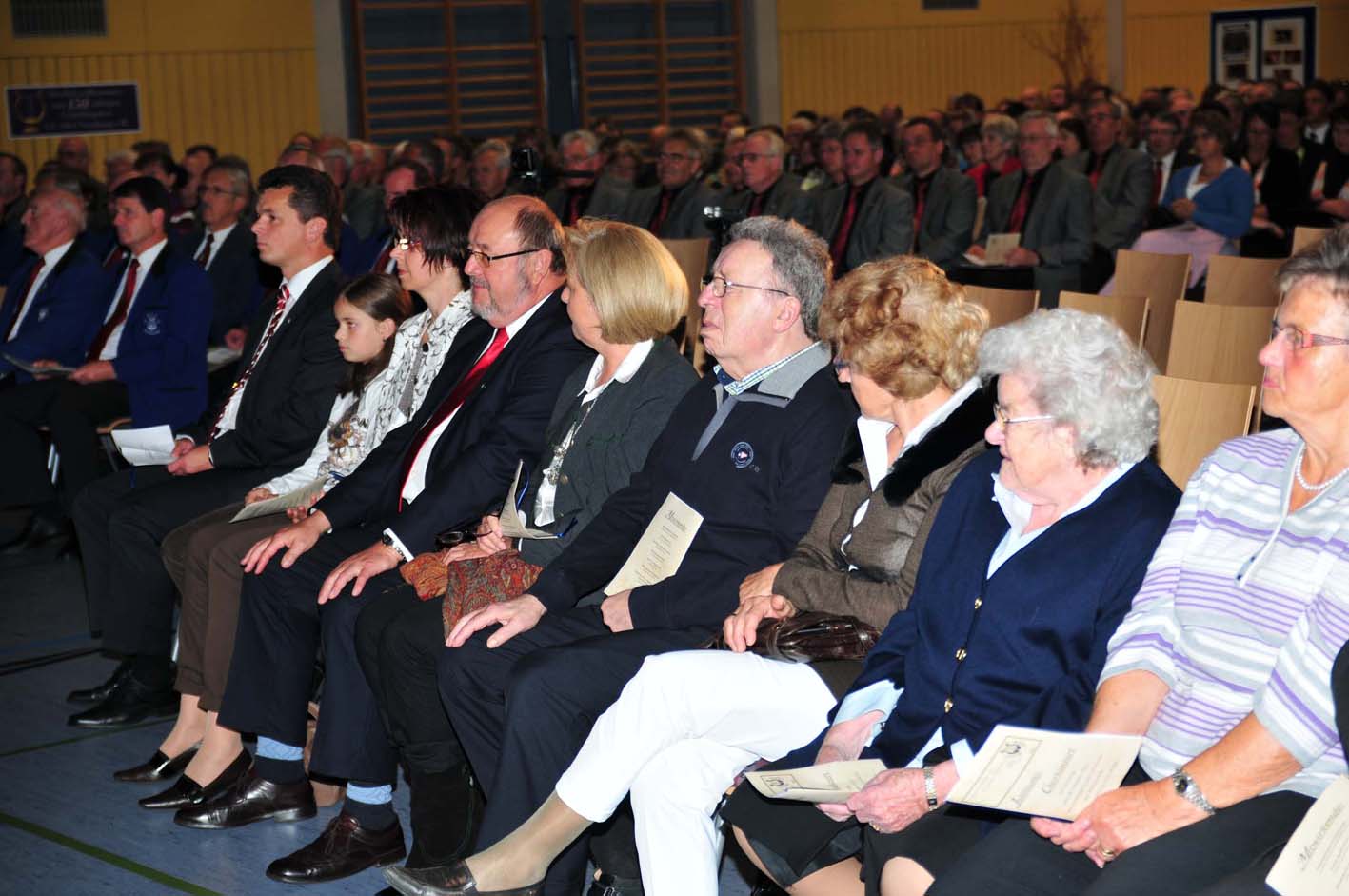 Blick auf unsere Ehrenmitglieder Fanny Reimer, Antonie und Siegfried Legl, Altbrgermeister Wolfgang Bayerl mit Gattin, 1. Brgermeister Martin Birner mit Familie (v.re.)