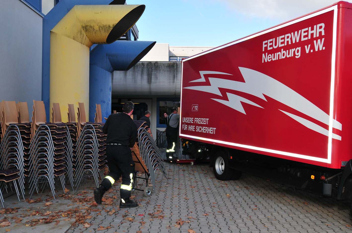 Dank an die Helfer der FFW Neunburg fr An- und Abtransport der Bestuhlung