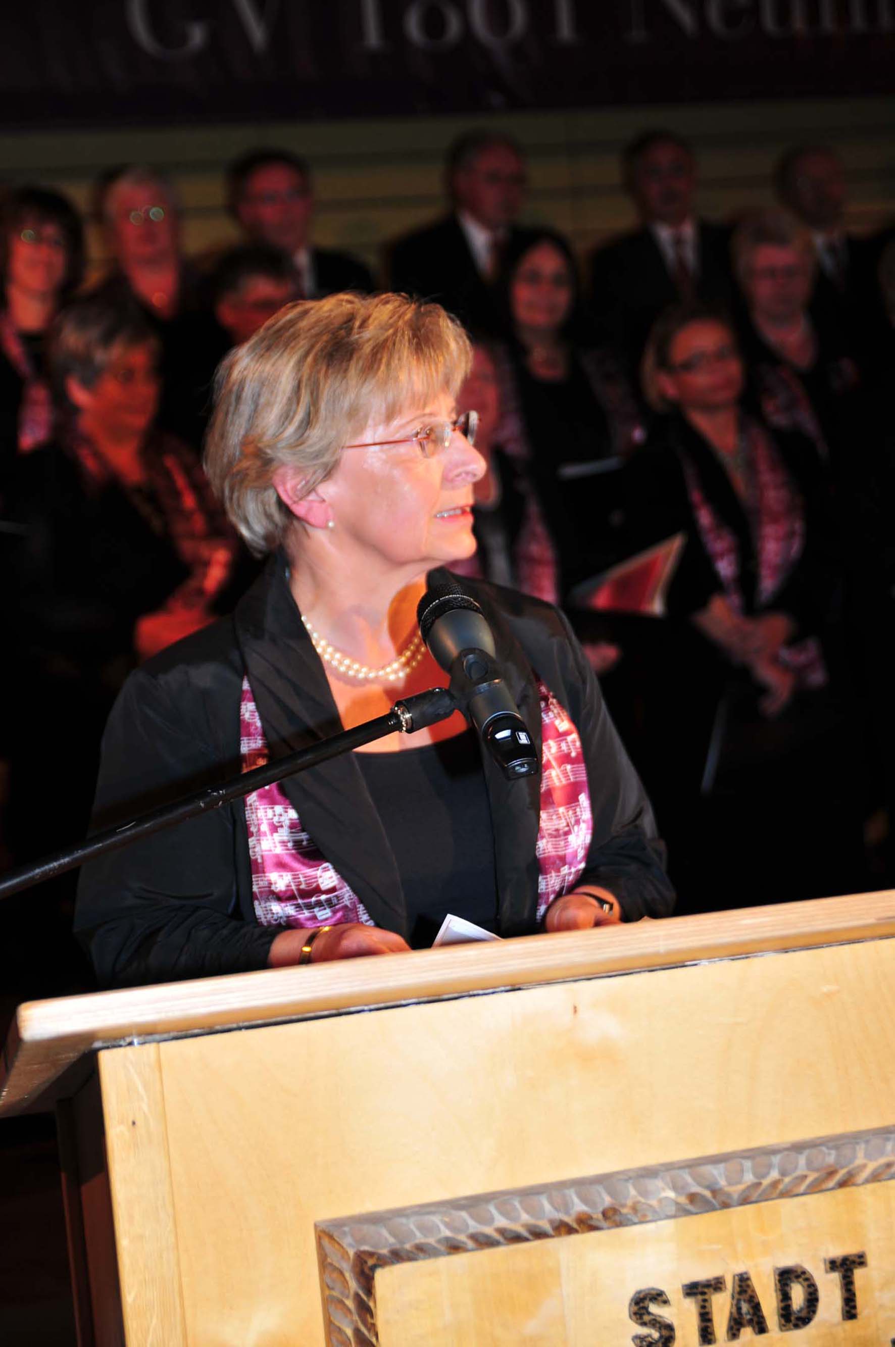 Die Begrssung der Gastchre, Gste und Helfer bernahm 1. Vorsitzende Christa Scheitinger