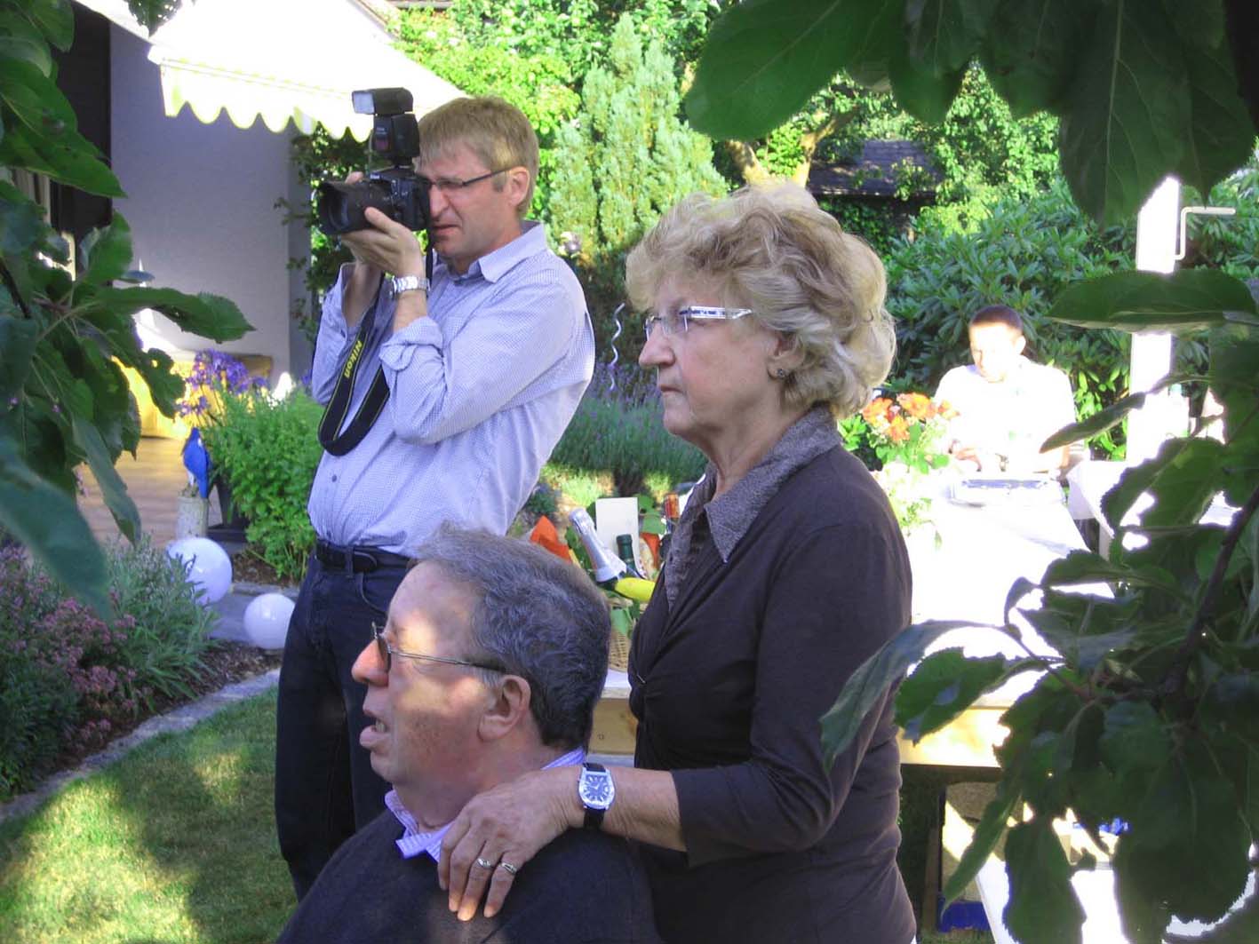 Anni und Siegfried lauschen andchtig dem Stndchen