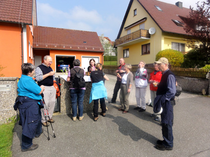 Maria erwartet uns schon zu einer kleinen Strkung