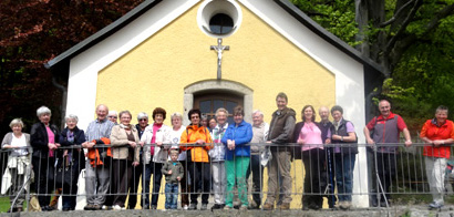 Gruppenaufnahme vor der Kapelle