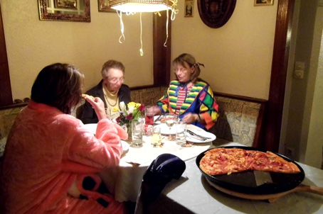 Diese Familienpizza ist fr diese 3 Sngerinnen doch etwas zu viel