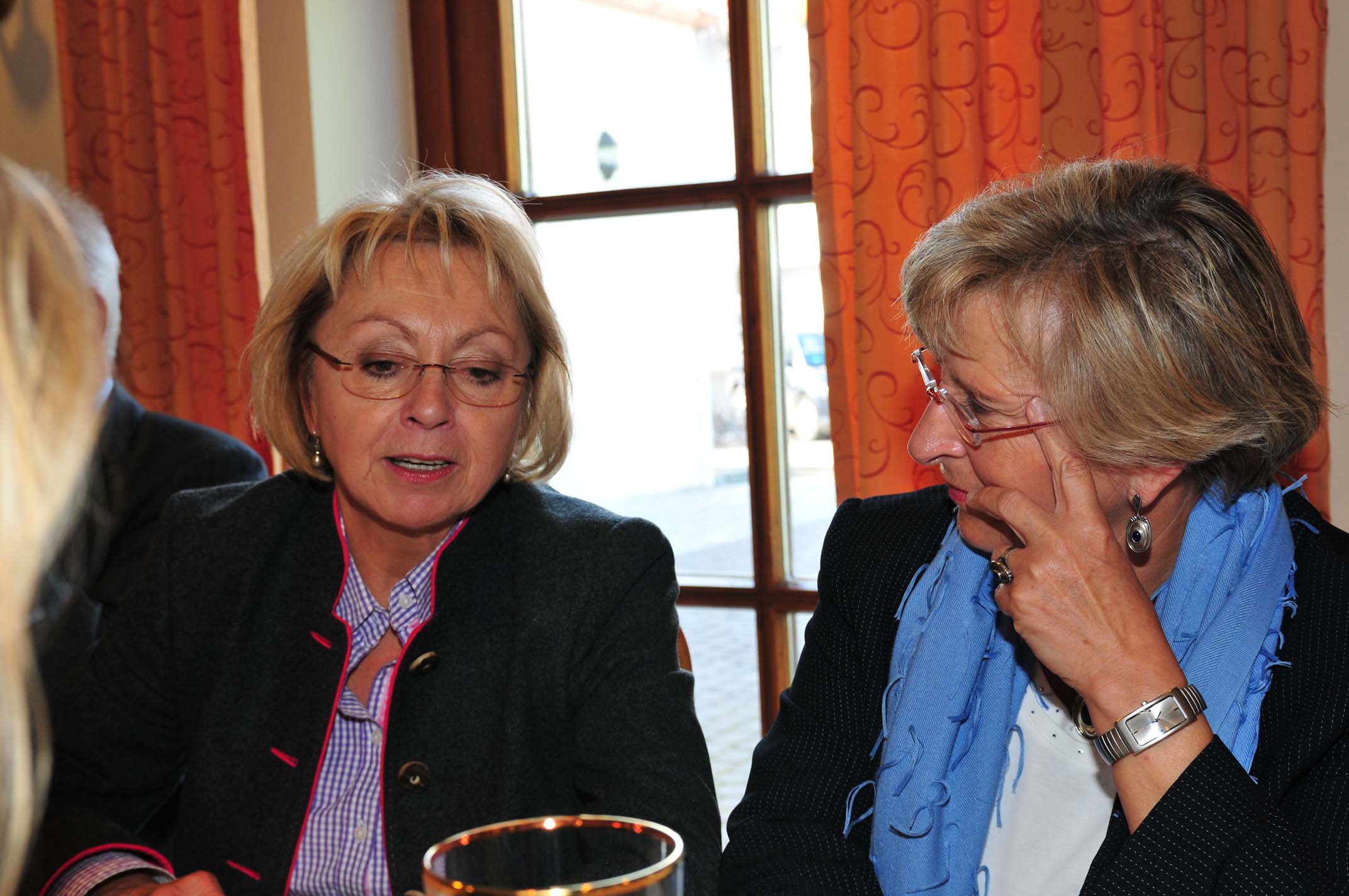 Christiane und Christa errtern entspannt die Eindrcke der drei Festtage