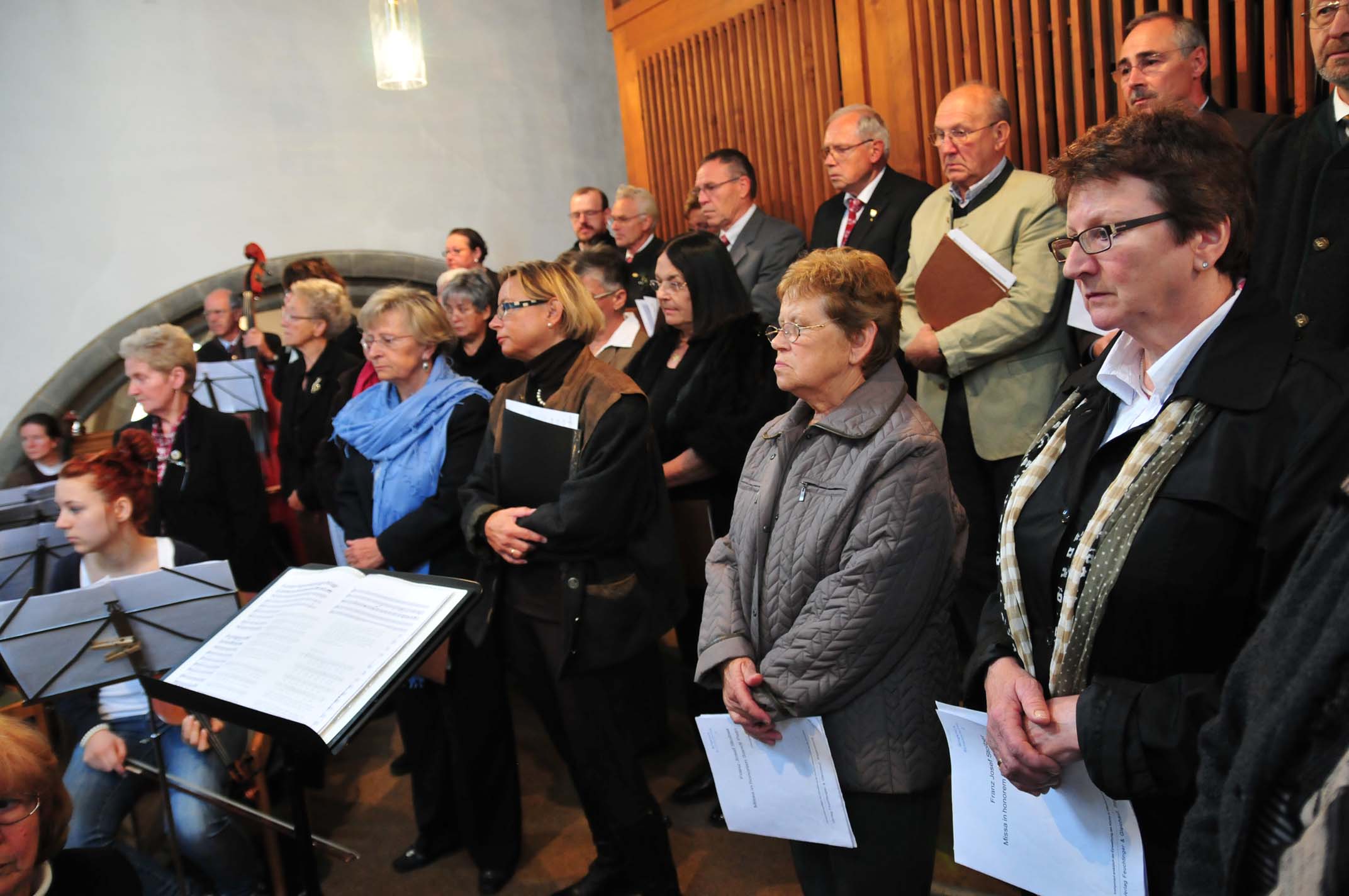 Andchtig und konzentrierte Snger bei der Festmesse