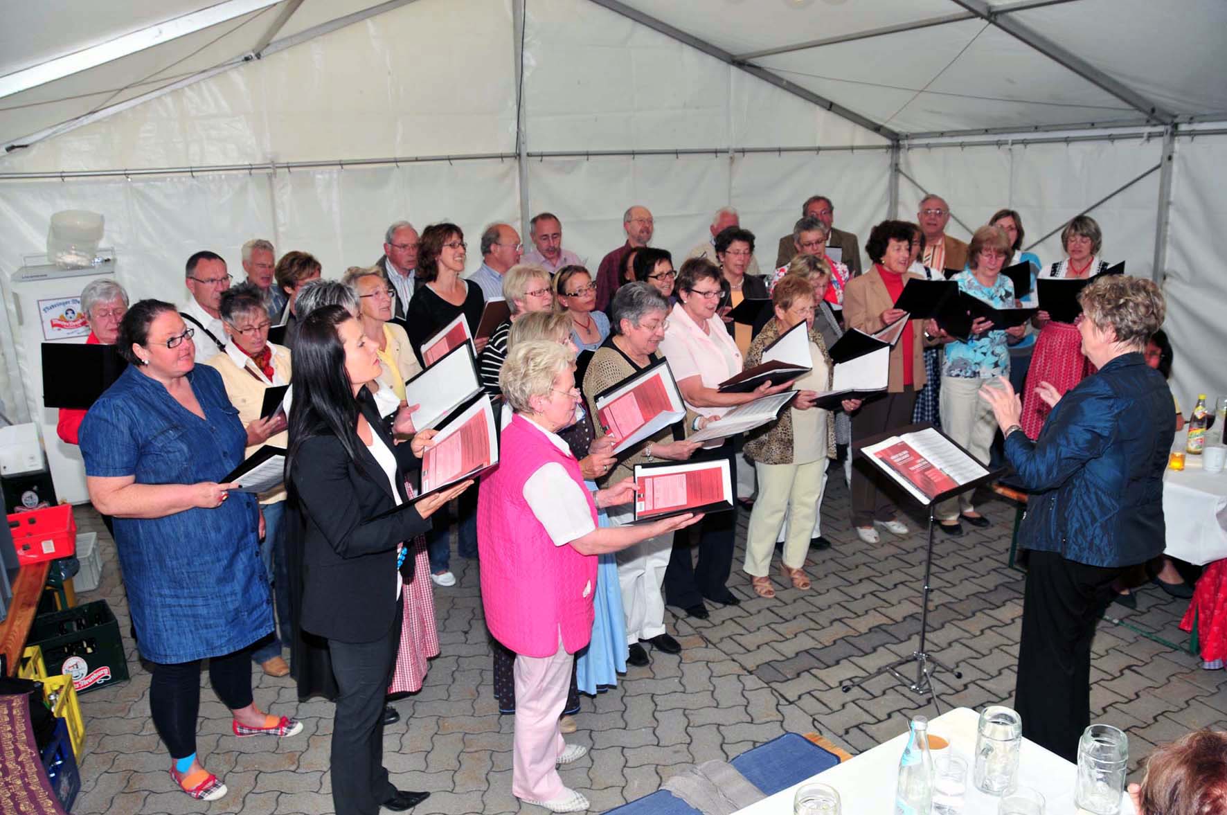 Im Festzelt wurde weitergesungen