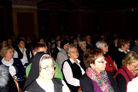 Blick in den gefüllten Saal