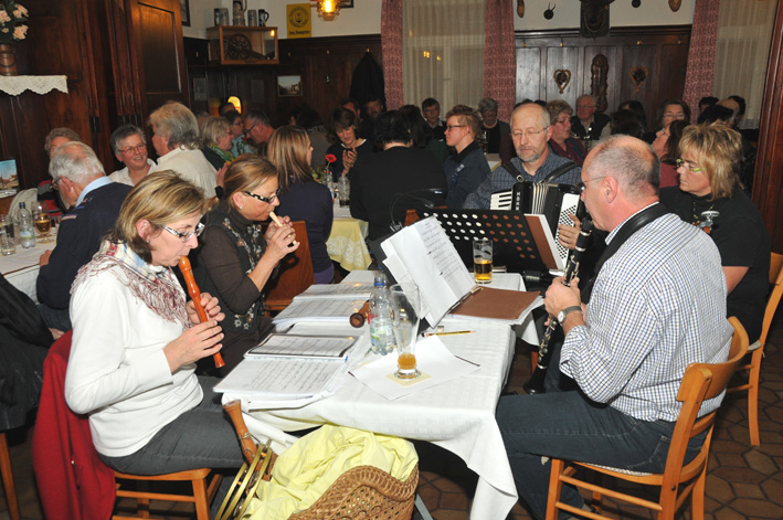 Nach dem offizellen Teil spielte die Musik zur Unterhaltung weiter und die Besucher sangen krftig mit