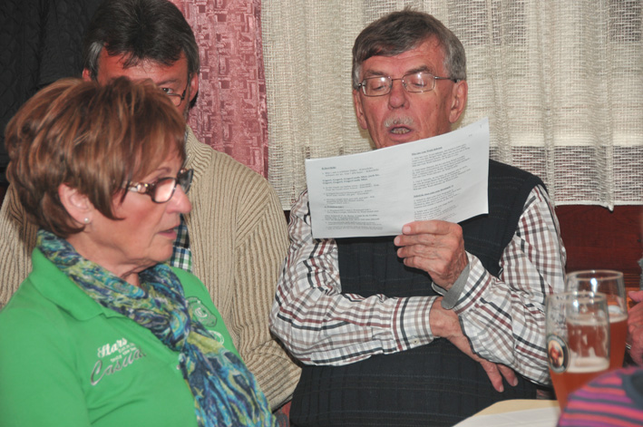 Auch unser Ehrenmitglied Theo Mnner mit Frau singen mit