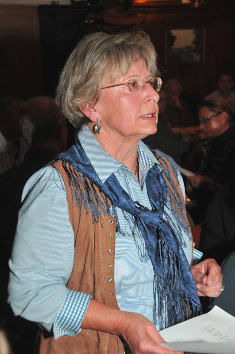 1. Vorsitzende Christa Scheitinger begrte die Gste und aktiven Snger im voll besetzten Haus