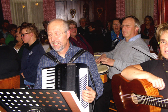 Als es mit den afrikanischen Lied Siyahamba weiterging trommelte unser Hoffotograf Georg die Bongo Bongo