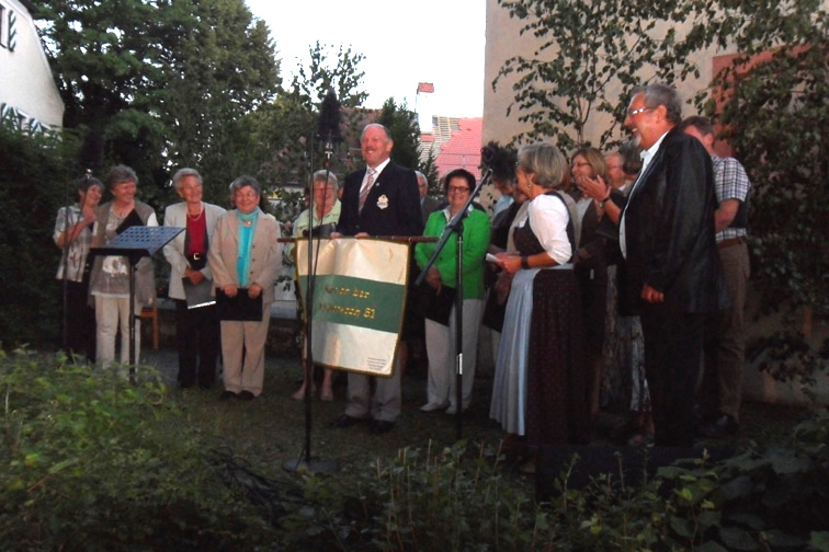 Vorstand Manfred Gross erhält die Fahne überreicht