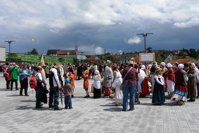 Langsam fllt sich der Stadthallenplatz mit den Festzugsteilnehmern