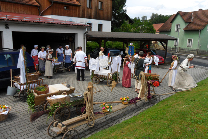 Die Vorbereitungen des Gesangvereins mit Sinkreis Schwarzhofen im Hof von Helmut Gleixner sind abgeschlossen