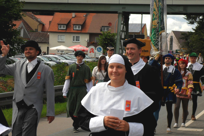 Bürgmeister Maximilan an seiner Seite Dr. Franz Süß (Sänger des Singkreises)präsentierten die Marktgemeinde Schwarzhofen