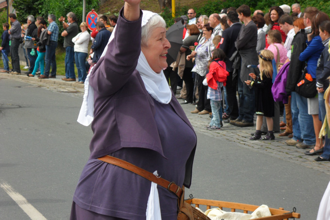 
Das Urgestein Josefine Sauerer des Festspielvereins (lt. Presse)ist auch das Urgestein des Gesangvereins