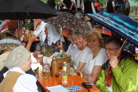 Die paar Regentropfen beim anschliesendem gemtlichen Beisammensein am  neuen Torweiher taten der Stimmung keine Abbruch